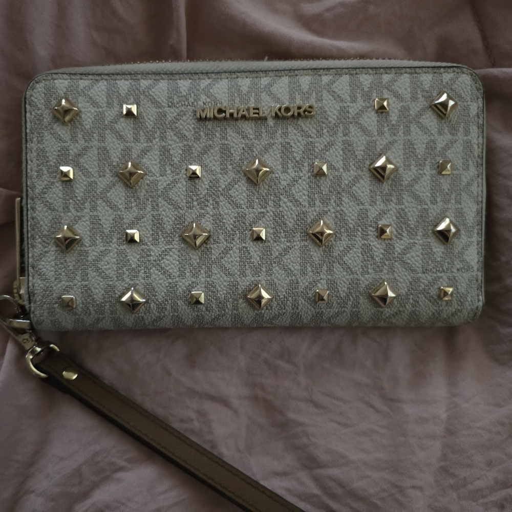 Michael Kors Cream Wallet Sleek Design with Gold Accents